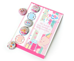 Tarjeta postal con 5 Chapas de 25mm, Baby born